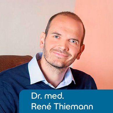 Diplom-Psychologin Petra Zimmermann lächelt in die Kamera, trägt eine blaue Bluse und hat lange, lockige Haare.