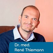 Diplom-Psychologin Petra Zimmermann lächelt in die Kamera, trägt eine blaue Bluse und hat lange, lockige Haare.